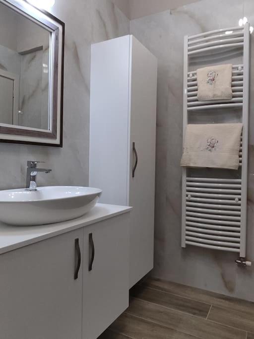 Ebony And Ivory Suites Drosia  Buitenkant foto